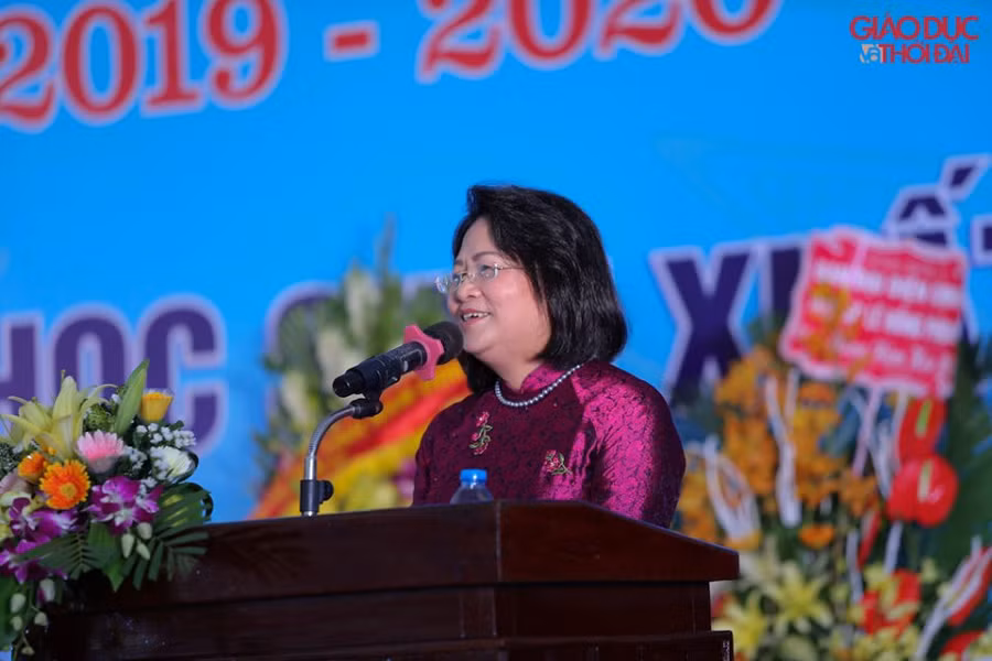 ... và chúc mừng toàn thể cán bộ, giáo viên, học sinh Trường THPT chuyên Lê Hồng Phong. ... và chúc mừng toàn thể cán bộ, giáo viên, học sinh Trường THPT chuyên Lê Hồng Phong.