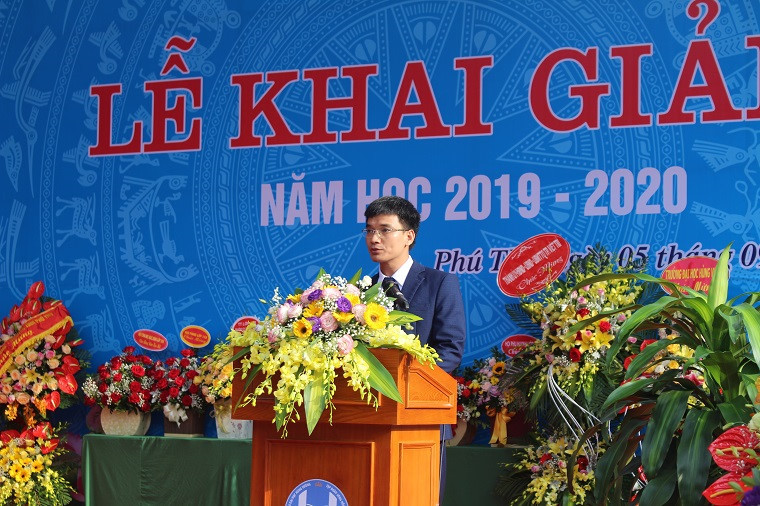 Thầy Bùi Gia Nội - Hiệu trưởng trường Phổ thông CLC Hùng Vương đọc diễn văn khai giảng năm học mới.