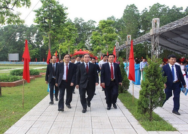 Ông Nguyễn Văn Bình đã tới dự và chung vui ngày tựu trường với thầy trò Trường Phổ thông CLC Hùng Vương.