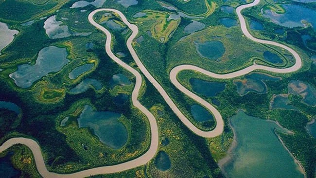 Không hề có một cây cầu bắc qua con sông dài nhất thế giới này. Ảnh: National Geographic.