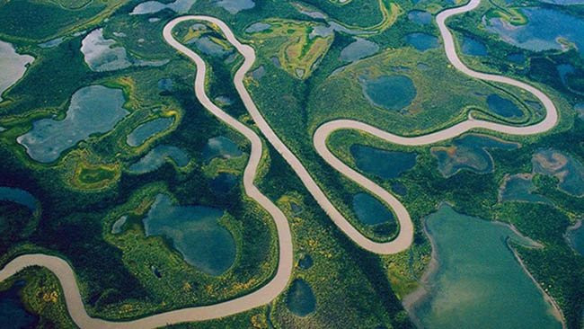 Không hề có một cây cầu bắc qua con sông dài nhất thế giới này. Ảnh: National Geographic.