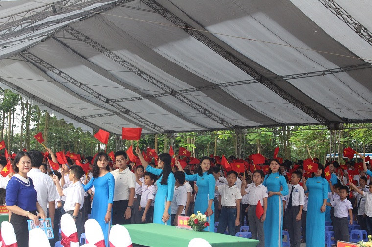 Thầy và trò trường Phổ thông CLC Hùng Vương hân hoan ngày tựu trường.