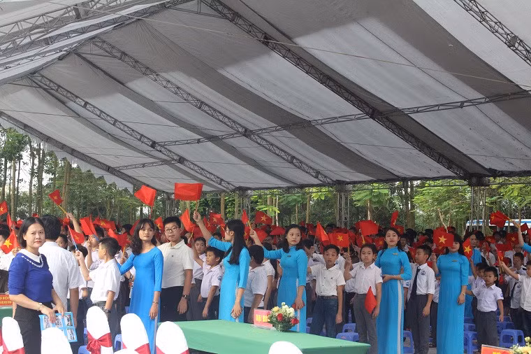Thầy và trò trường Phổ thông CLC Hùng Vương hân hoan ngày tựu trường.