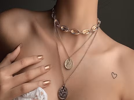 Layering nhiều vòng cổ.