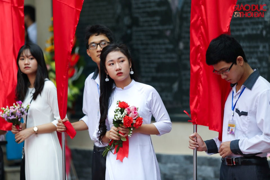 Ngóng chờ buổi lễ.