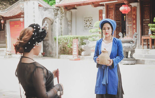 Nàng Tấm, Cám và Dì Ghẻ xinh đẹp trong bộ ảnh cosplay ảnh 10 Chie nói: Trang phục cosplay này làm không quá khó, chỉ vất vả nhất là đoạn thêu yếm cho Cám và làm mấn đội đầu. Mình may mấn bằng vải, nhồi bồng để tạo hình tròn và mềm mại sau đó đính hoa , ngọc trai và các chi tiết phụ kiện lên.