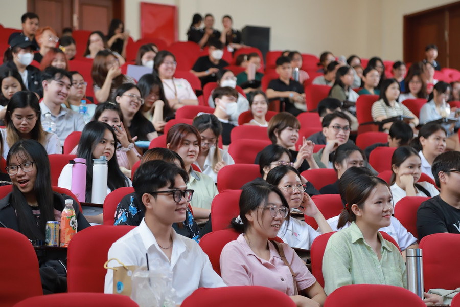 Talkshow 'Gỡ - Thoát khỏi đại dương suy nghĩ' thu hút rất đông sinh viên tham gia.