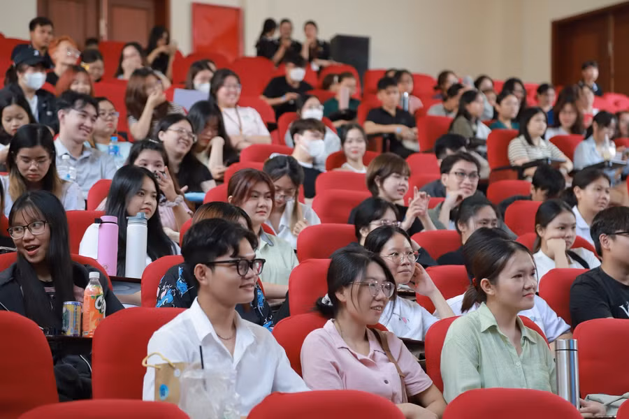 Talkshow 'Gỡ - Thoát khỏi đại dương suy nghĩ' thu hút rất đông sinh viên tham gia.