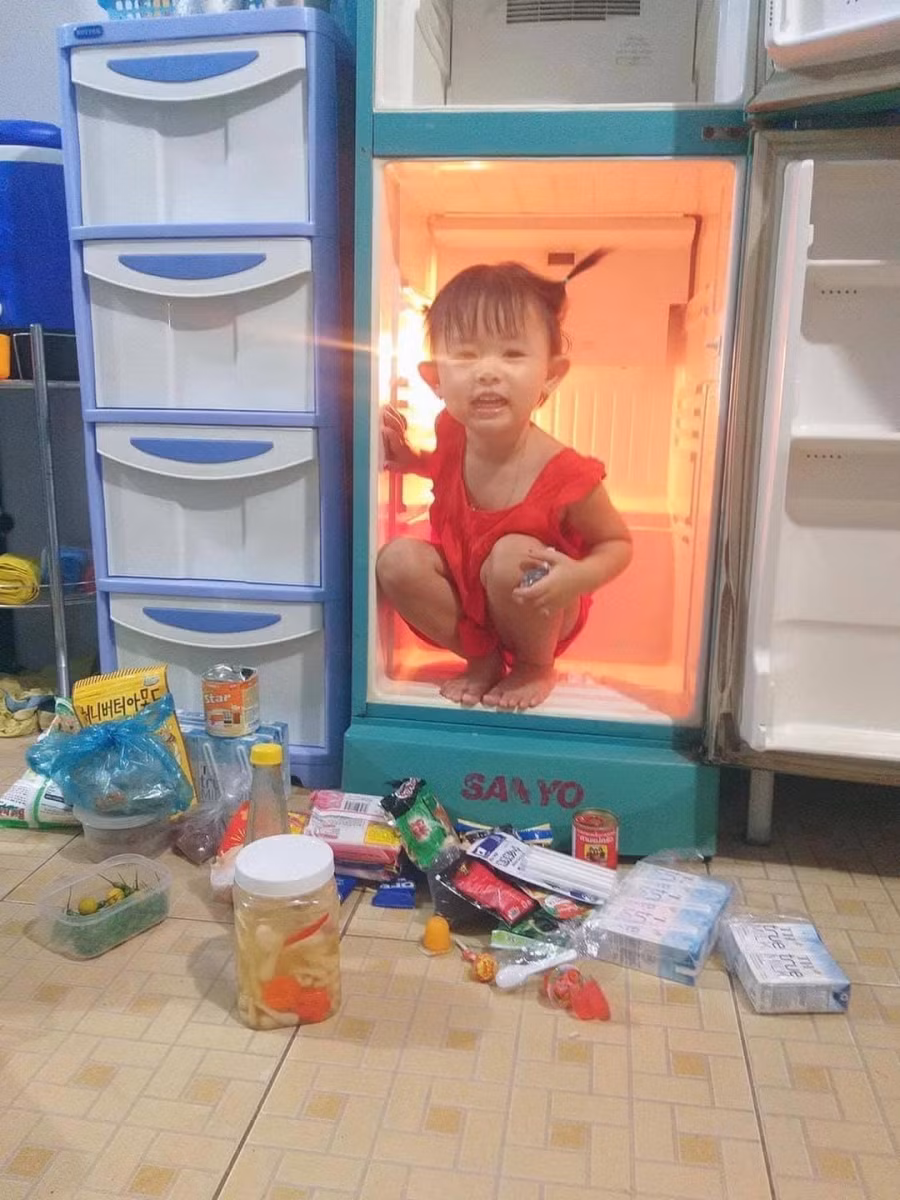 Ngồi trong này mát hơn điều hòa mẹ ạ!