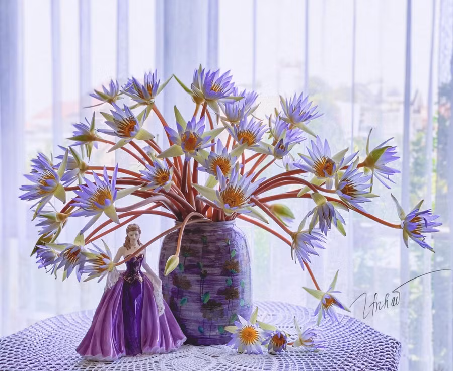 Một chiếc bình gốm cùng tông màu luôn là sự lựa chọn của chị Nhài khi cắm hoa các loại, với hoa súng lưu ý là thân rỗng cành cong nên chọn bình vừa với số lượng hoa mình muốn cắm để các cành hoa hỗ trợ định vị dáng mình mong muốn.