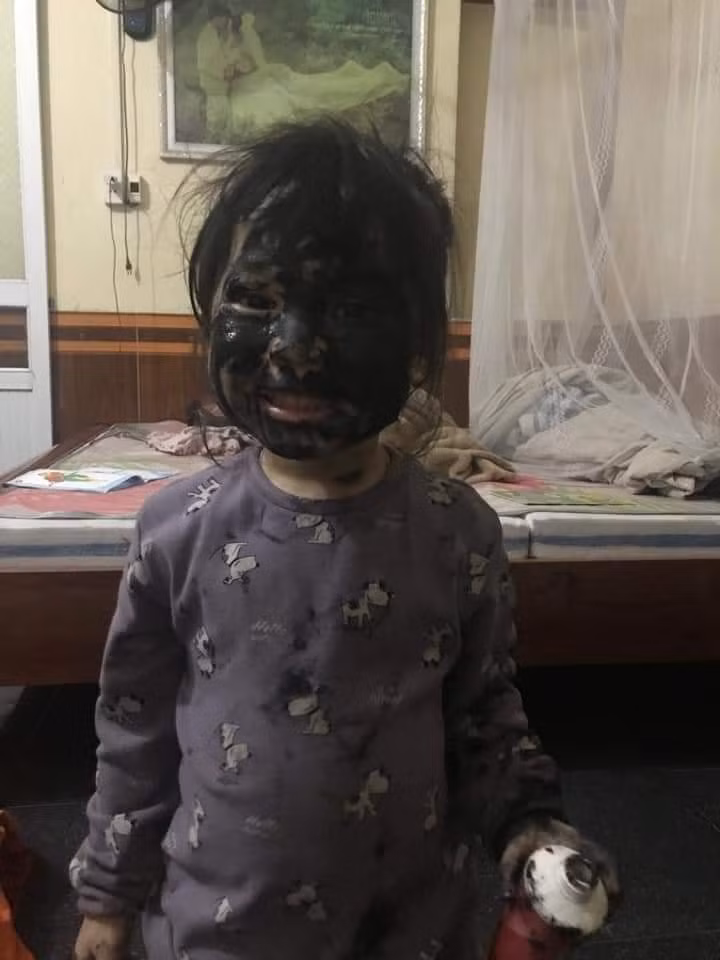 Mẹ trang điểm, con cũng chỉ học theo thôi mà!