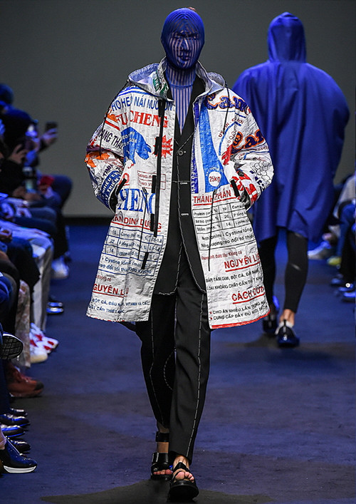 Thương hiệu này từng giới thiệu mẫu áo trên sàn diễn thuộc khuôn khổ Seoul Fashion Week. Thương hiệu này từng giới thiệu mẫu áo trên sàn diễn thuộc khuôn khổ Seoul Fashion Week.