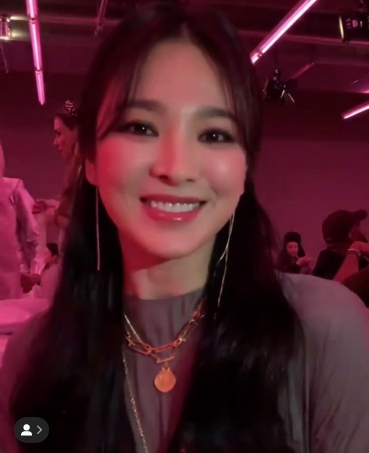 Style mới lạ này càng làm tôn lên đường nét khuôn mặt cực phẩm của mỹ nhân "Hậu duệ mặt trời". Style mới lạ này càng làm tôn lên đường nét khuôn mặt cực phẩm của mỹ nhân "Hậu duệ mặt trời".