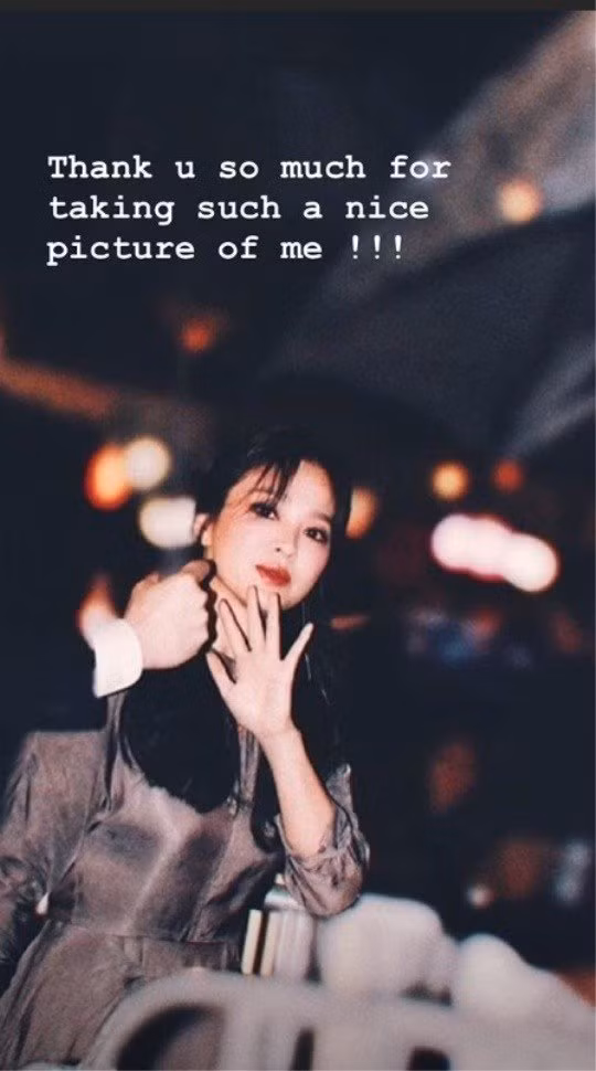 Trên trang Instagram cá nhân, Song Hye Kyo đăng tải hình kèm theo lời cảm ơn: "Cảm ơn vì đã chụp cho tôi tấm hình đẹp như vậy". Trên trang Instagram cá nhân, Song Hye Kyo đăng tải hình kèm theo lời cảm ơn: "Cảm ơn vì đã chụp cho tôi tấm hình đẹp như vậy".