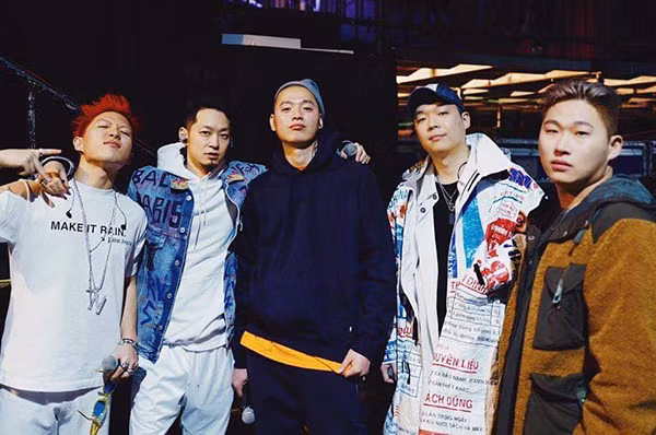 Chiếc áo khoác đặc biệt này cũng từng được rapper Paloalto diện đến lễ trao giải MAMA 2018.