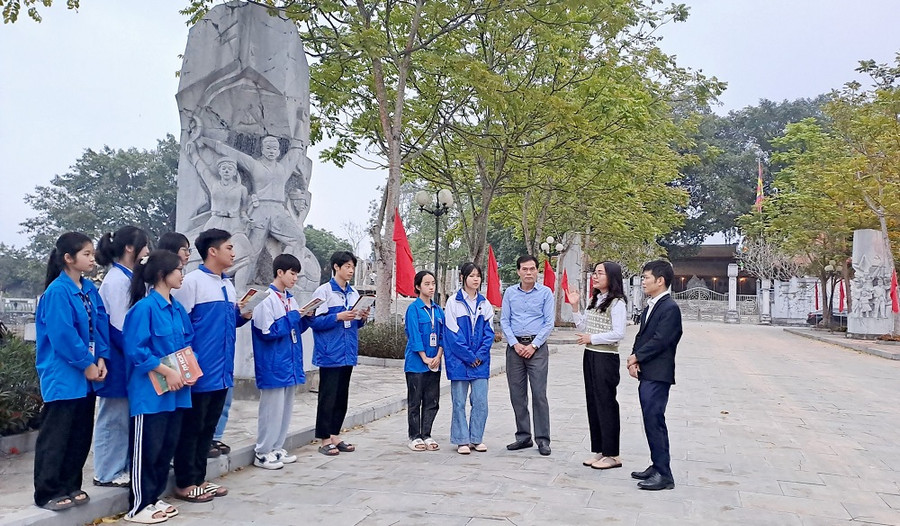 Một tiết học lịch sử gắn đổi mới phương pháp tại di tích lịch sử cấp quốc gia - Nơi ra đời ngày thương binh, liệt sĩ 27/7. Một tiết học lịch sử gắn đổi mới phương pháp tại di tích lịch sử cấp quốc gia - Nơi ra đời ngày thương binh, liệt sĩ 27/7.