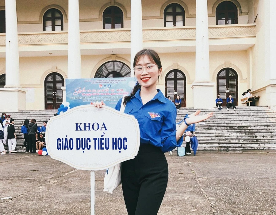 Nữ sinh xứ Tuyên nỗ lực trở thành một giáo viên giỏi.