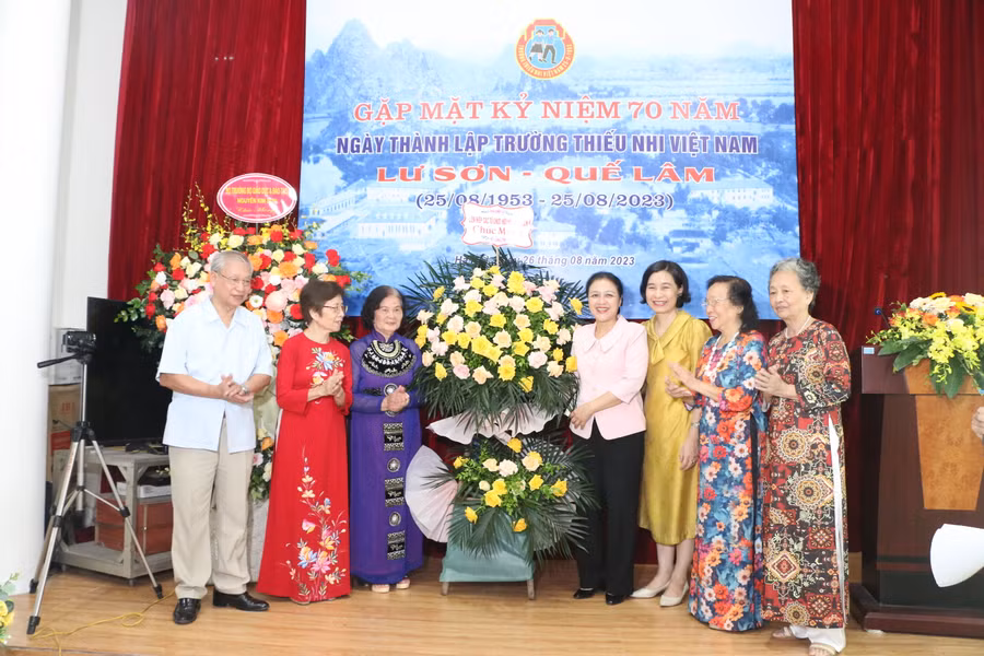 Bà Nguyễn Phương Nga - Chủ tịch Liên hiệp các tổ chức hữu nghị Việt Nam tặng hoa chúc mừng các đại biểu.