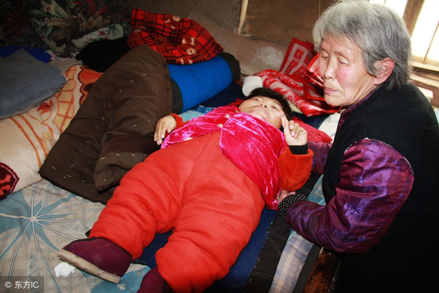 Người mẹ mong con gái tàn tật chết trước mình, con gái cũng mong điều ngược lại vì lý do rơi nước mắt ảnh 2 Người mẹ mong con gái tàn tật chết trước mình, con gái cũng mong điều ngược lại vì lý do rơi nước mắt 2