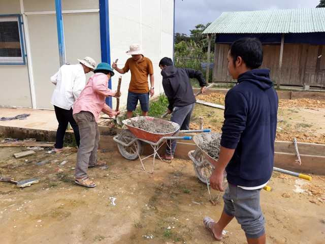 Từ đầu tháng 8, các thầy cô giáo công tác ở xã biên giới Ch’Ơm - Gari đã cắt ngắn kỳ nghỉ hè, trở lại trường dựng nhà bán trú cho HS Từ đầu tháng 8, các thầy cô giáo công tác ở xã biên giới Ch’Ơm - Gari đã cắt ngắn kỳ nghỉ hè, trở lại trường dựng nhà bán trú cho HS