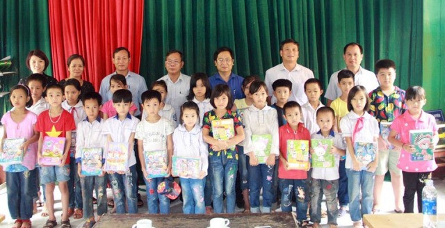 Nhóm E2K tặng sách vở cho học sinh Phú Thọ Nhóm E2K tặng sách vở cho học sinh Phú Thọ
