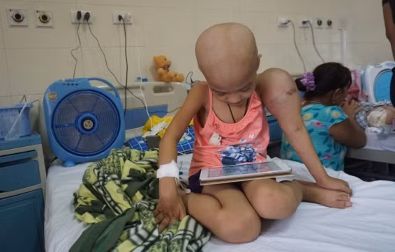 Nguyễn Ngọc Diệu Linh học bảng cửu chương trên giường bệnh