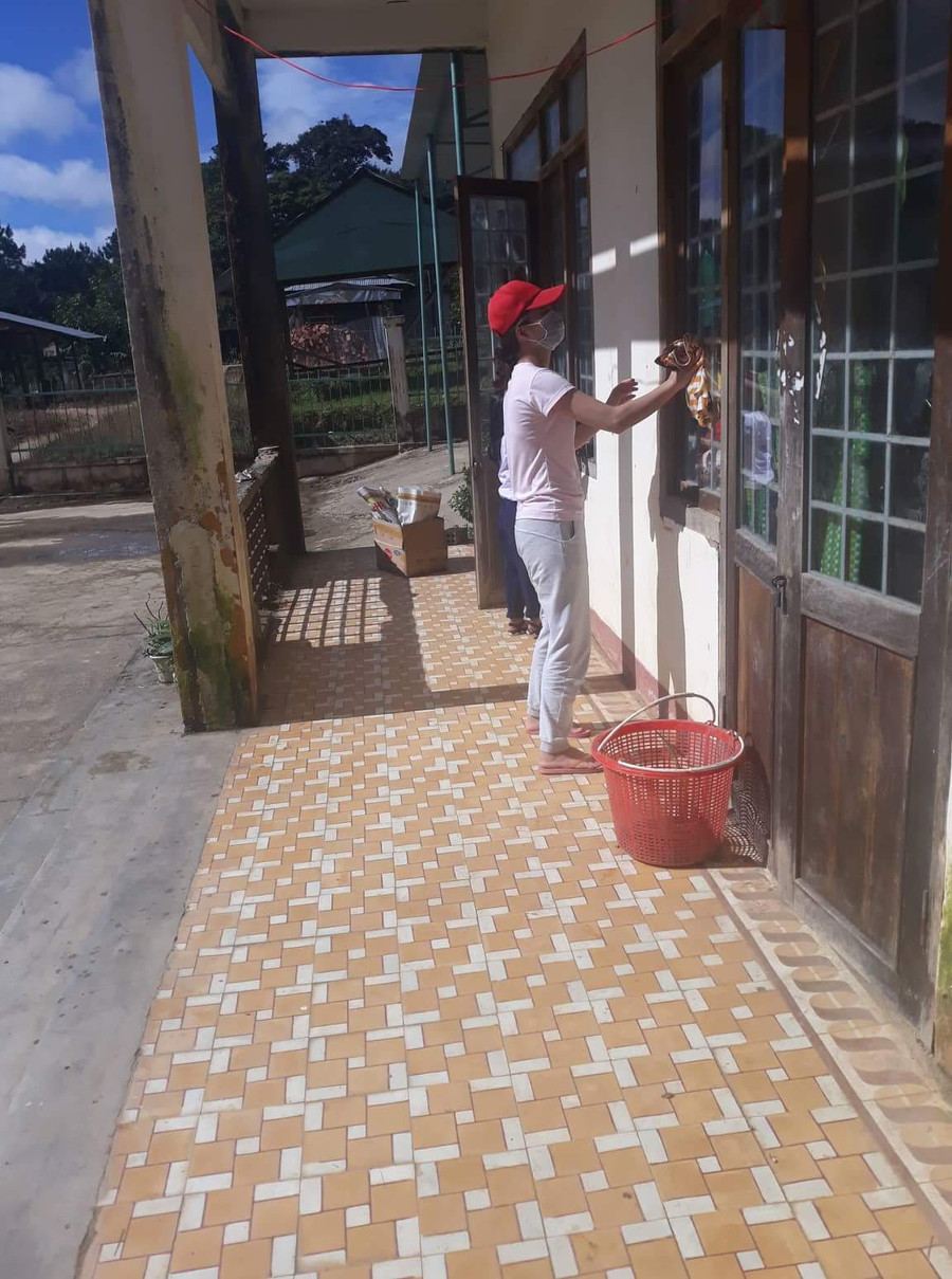 Thầy cô giáo dọn vệ sinh, lau dọn phòng học Thầy cô giáo dọn vệ sinh, lau dọn phòng học