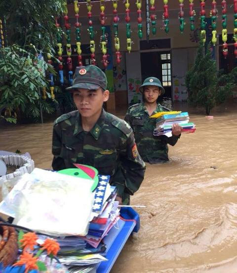 Giúp nhà trường di chuyển đồ dùng học tập trong bão lũ Giúp nhà trường di chuyển đồ dùng học tập trong bão lũ