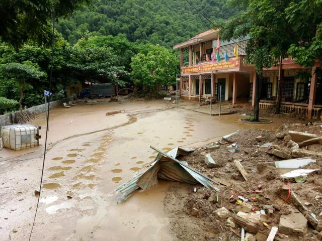 Dãy phòng học 2 tầng, 6 phòng của trường Tiểu học Trung Sơn bị lũ tàn phá.