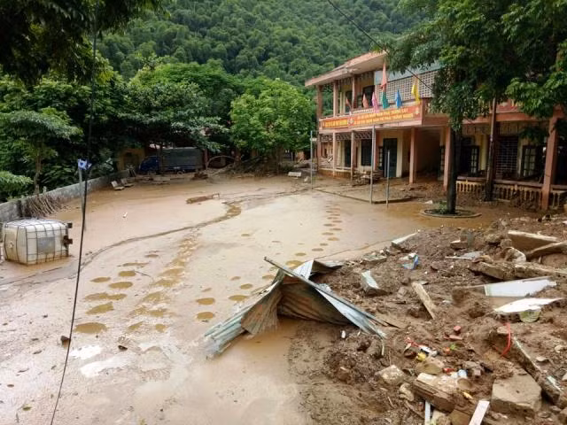 Dãy phòng học 2 tầng, 6 phòng của trường Tiểu học Trung Sơn bị lũ tàn phá.