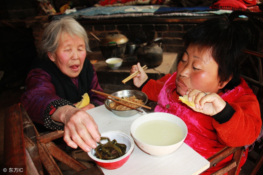 Người mẹ mong con gái tàn tật chết trước mình, con gái cũng mong điều ngược lại vì lý do rơi nước mắt ảnh 1 Người mẹ mong con gái tàn tật chết trước mình, con gái cũng mong điều ngược lại vì lý do rơi nước mắt 1