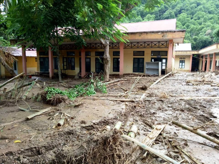 Lũ tràn về kéo theo bùn, đất đá tống xuống vùi lấp sân trường.