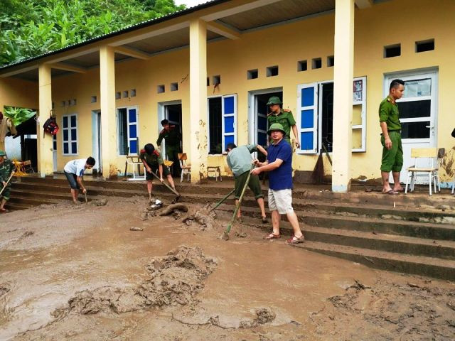 Lực lượng chức năng giúp trường Phổ thông Dân tộc bán trú - THCS Tam Chung, Mường Lát dọn dẹp sau lũ.