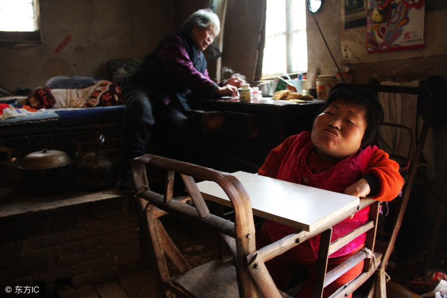 Người mẹ mong con gái tàn tật chết trước mình, con gái cũng mong điều ngược lại vì lý do rơi nước mắt ảnh 3 Người mẹ mong con gái tàn tật chết trước mình, con gái cũng mong điều ngược lại vì lý do rơi nước mắt 3