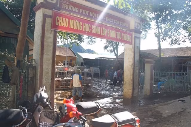 Dù khó khăn chồng chất nhưng Trường PT DTNT THCS Con Cuông vẫn thực hiện đúng lịch dạy học từ 27/8