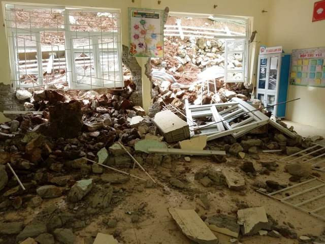 Một phòng học của Trường Phổ thông dân tộc bán trú - THCS Tam Chung, Mường Lát bị lũ tràn vào.