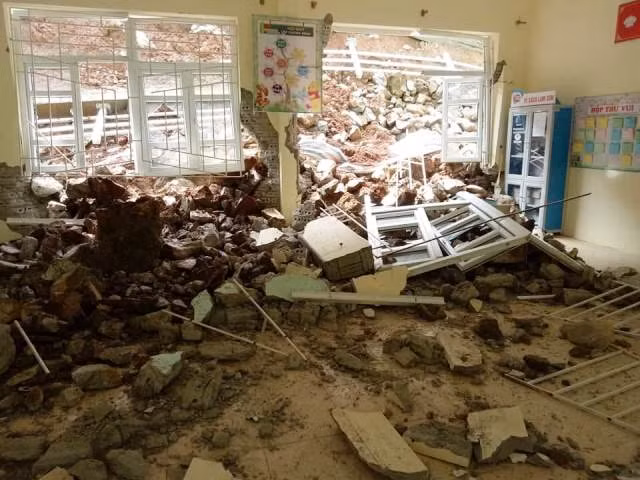 Một phòng học của Trường Phổ thông dân tộc bán trú - THCS Tam Chung, Mường Lát bị lũ tràn vào.