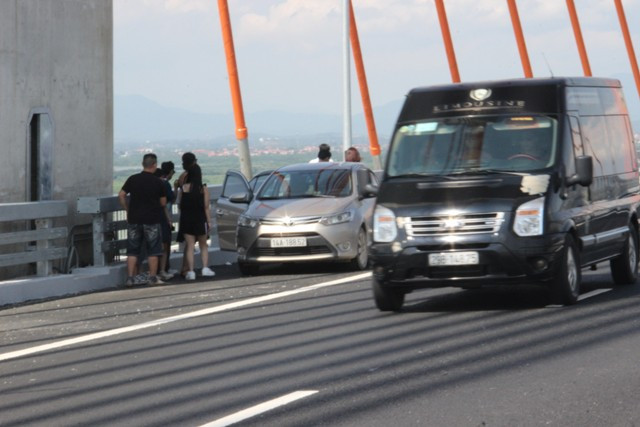 Vô tư dừng xe trên cầu