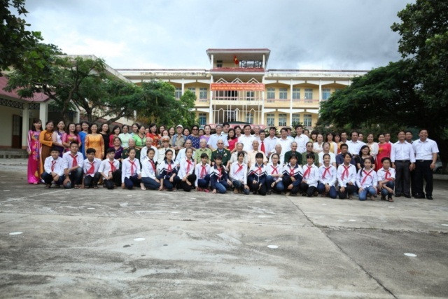 Cô và trò Trường THCS Tây Tiến (Mộc Châu - Sơn La)