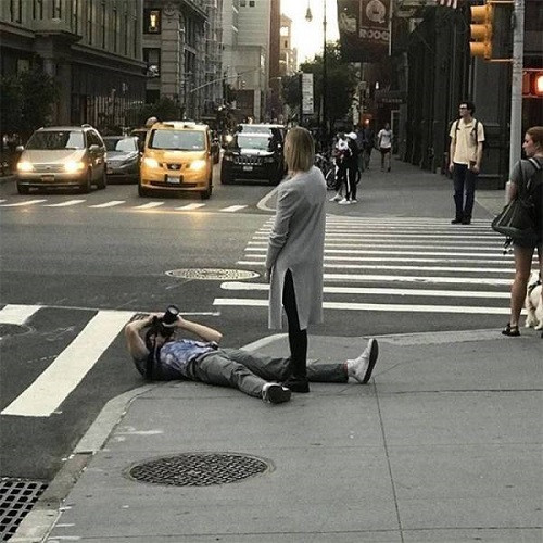 Sự hy sinh thầm lặng sau những bức ảnh lung linh của chị em.