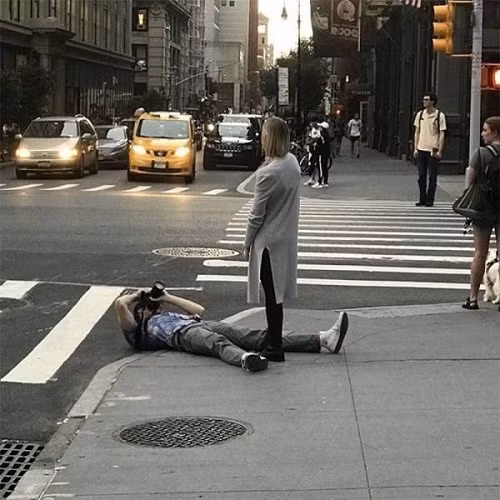 Sự hy sinh thầm lặng sau những bức ảnh lung linh của chị em.