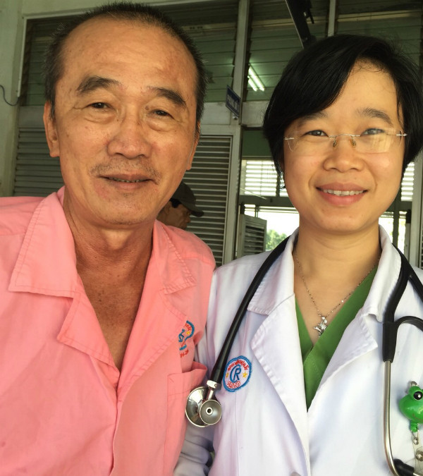 Bệnh nhân khoẻ mạnh cạnh bác sĩ điều trị sau khi cắt đốt điện sinh lý. Ảnh: T.T