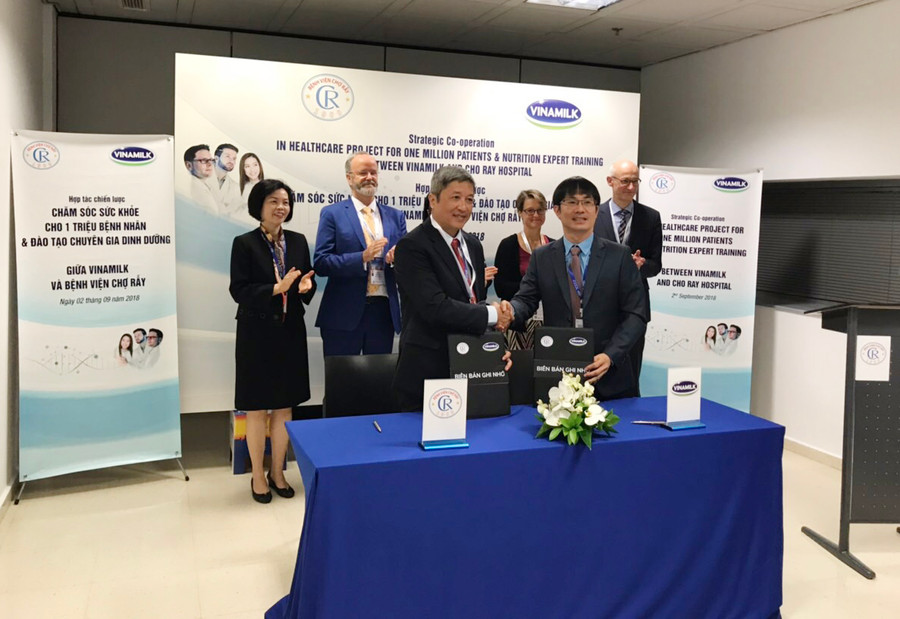Đại diện lãnh đạo Bệnh viện Chợ Rẫy và Vinamilk ký kết hợp tác chiến lược giai đoạn 2019-2021. Đại diện lãnh đạo Bệnh viện Chợ Rẫy và Vinamilk ký kết hợp tác chiến lược giai đoạn 2019-2021.