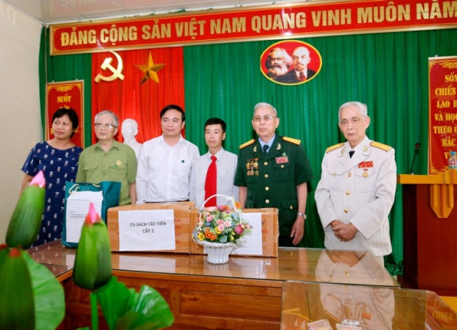 Cựu chiến binh Trung đoàn Tây Tiến đến thăm trường