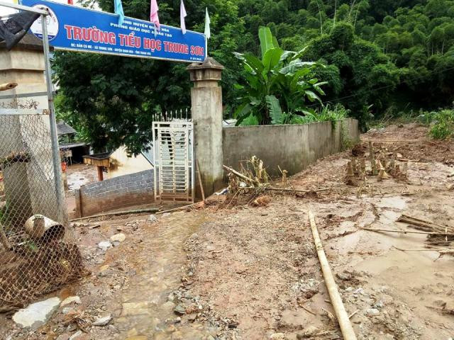 Trường Tiểu học Trung Sơn, huyện Quan Hóa bị lũ vùi lấp.
