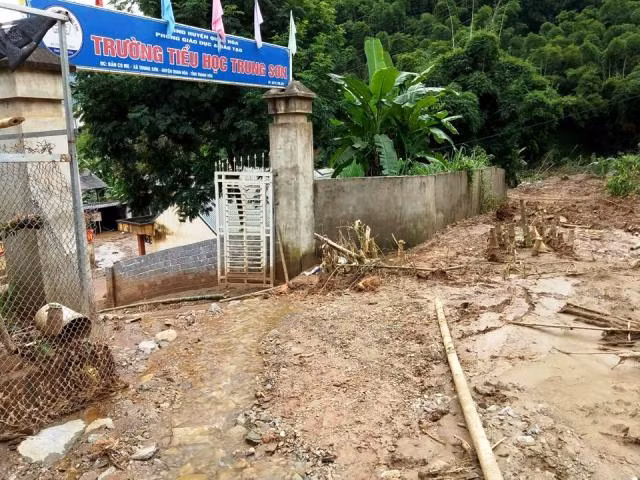 Trường Tiểu học Trung Sơn, huyện Quan Hóa bị lũ vùi lấp.