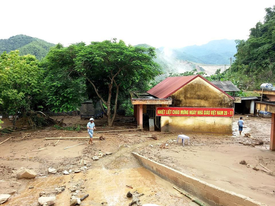 Để dọn dẹp được số bùn đất ở ngôi trường này sẽ phải mất rất nhiều thời gian.