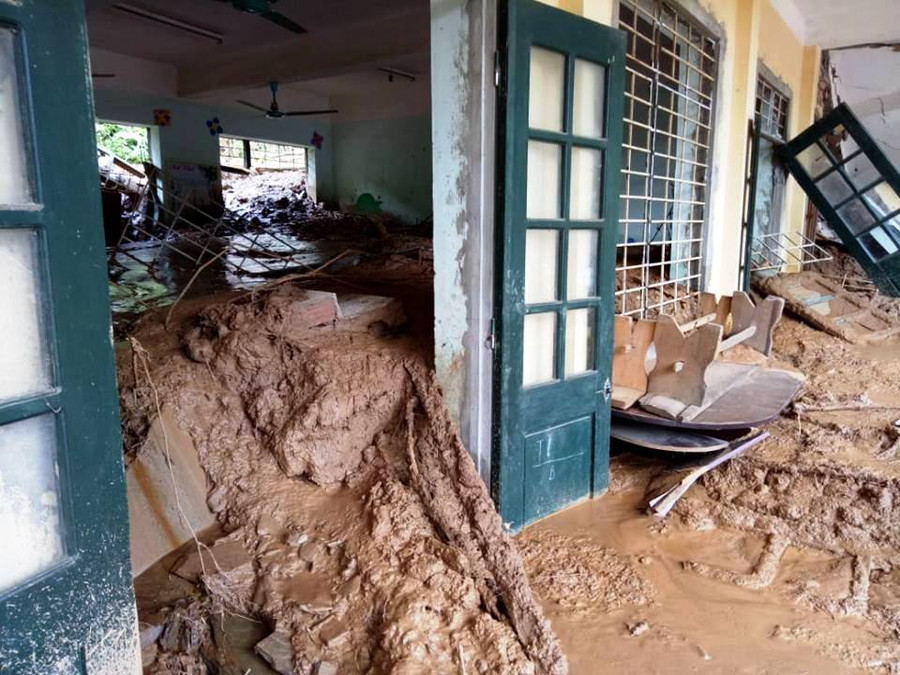 Bùn đất ngập các lớp học của ngôi trường.