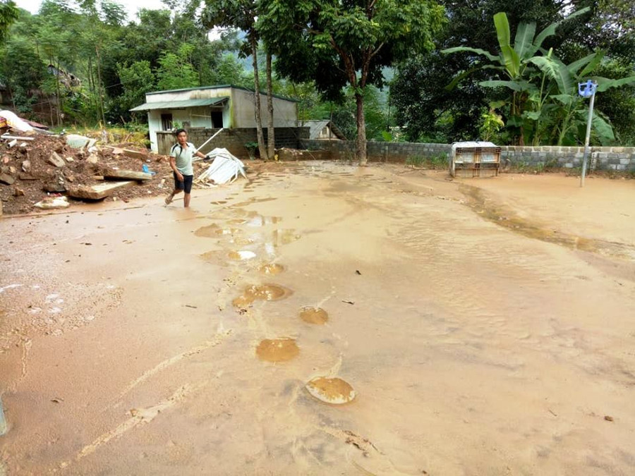 Một lượng bùn vô cùng lớn vùi lấp sân trường.