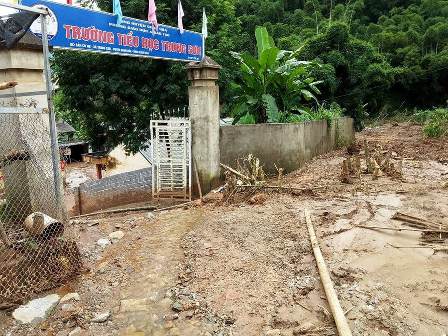 Đất, đá từ trên đỉnh núi tống xuống vùi lấp cổng trường Tiểu học Trung Sơn.